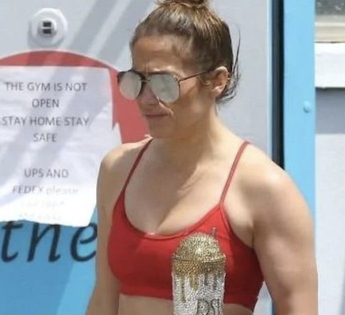 Jennifer Lopez se ne frega delle regole di isolamento e va ad allenarsi in una palestra (chiusa)