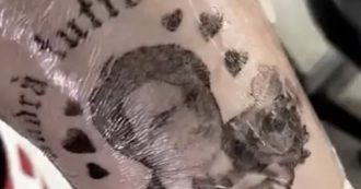 Copertina di Si tatua Giuseppe Conte sul braccio e commenta: “L’amore è follia”. Ma era uno scherzo per i genitori
