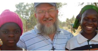 Copertina di Padre Maccalli, un video diffuso dai media del Niger mostra il missionario ancora vivo. Con lui un altro italiano rapito, Nicola Chiacco