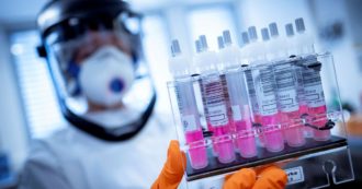 Copertina di Covid-19: caccia ai soldi dietro la corsa ai vaccini