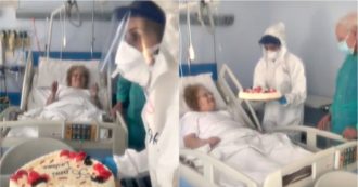 Coronavirus, anniversario di matrimonio in ospedale per una coppia di anziani: gli operatori sanitari organizzano piccola festa a sorpresa