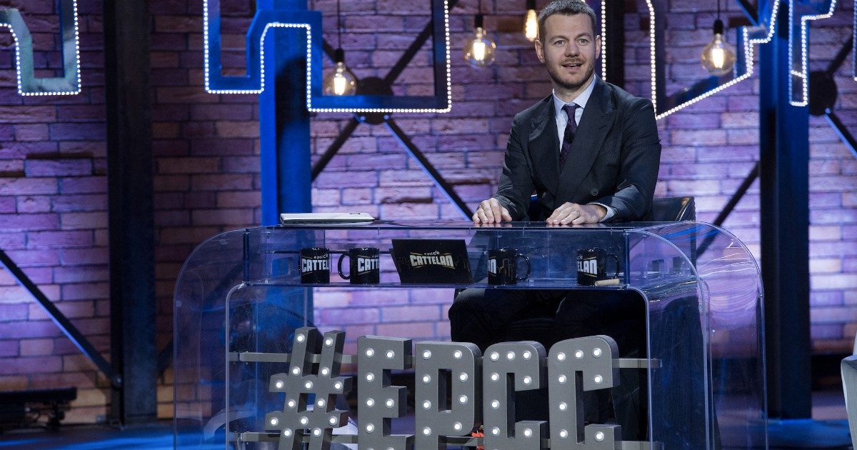 Alessandro Cattelan a FqMagazine: “Sono perplesso quando l’informazione si mescola all’intrattenimento. La mia prima missione è far sorridere”