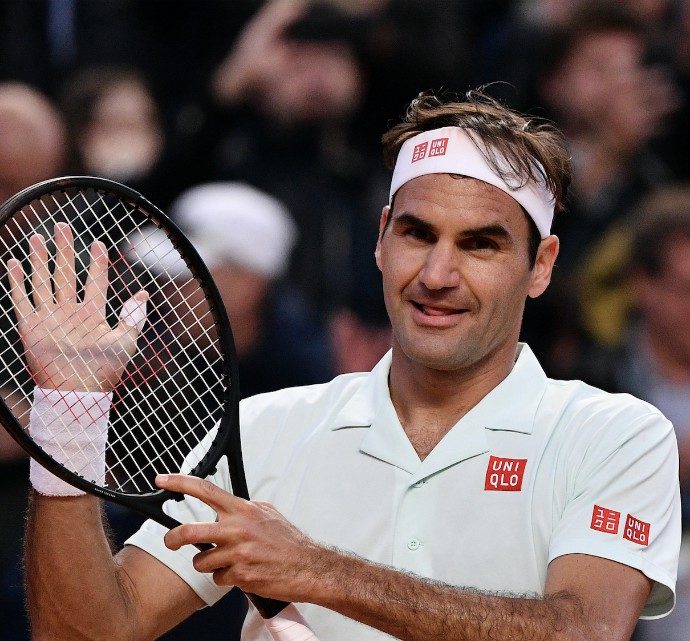 Chi vuole ‘sfidare’ Roger Federer? Il campione di bianco vestito chiede un video ai suoi follower