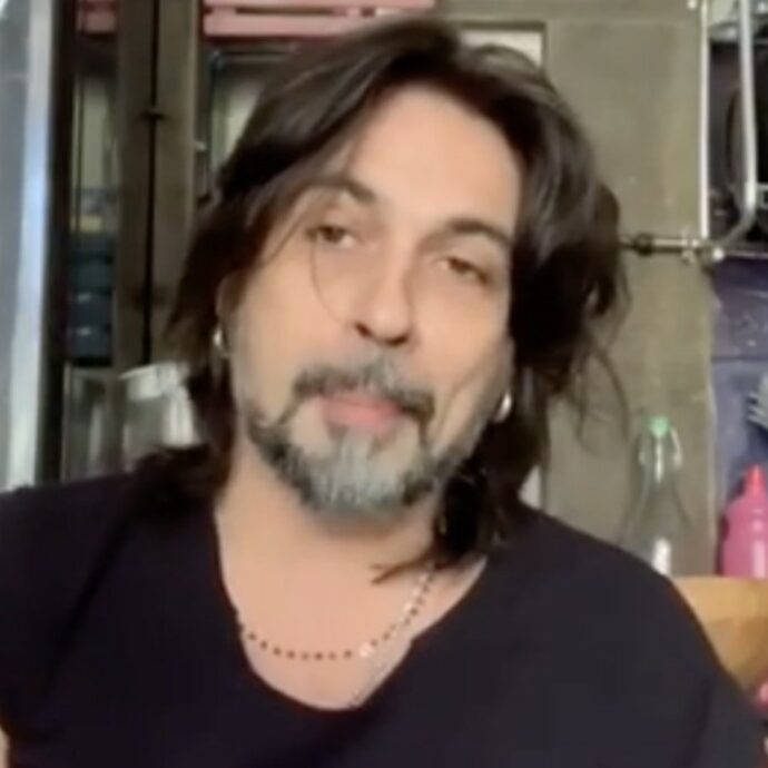 “Cancellato il mio musical, ucciso l’impegno di venti persone. Non ha venduto, zero promozione e buttato via un anno di lavoro”: Francesco Sarcina si sfoga