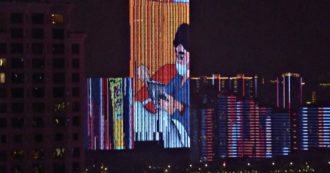 Coronavirus, i grattacieli di Wuhan si illuminano con le immagini di infermieri e medici: l’omaggio della città ai lavoratori degli ospedali