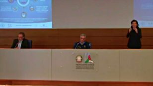 Copertina di Coronavirus, Guerra (Oms): “Riaprire? Deleterio per i contagi, vanificherebbe sforzi fatti finora. Non c’è diminuzione netta ma rallentamento”