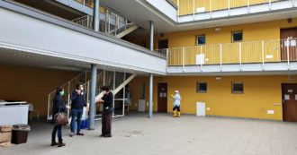 Coronavirus, a Milano allestiti 48 alloggi per l’isolamento dei senzatetto con sintomi da Covid: “Garantita assistenza sanitaria”