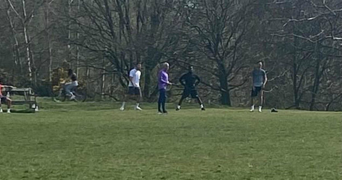 José Mourinho immortalato mentre si allena al parco con alcuni calciatori del Tottenham nonostante i divieti
