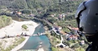 Copertina di Massa Carrara, crolla ponte sul fiume Magra: le immagini girate dall’elicottero dei Carabinieri
