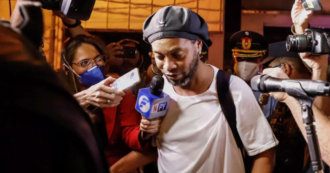 Copertina di Ronaldinho esce dal carcere pagando una cauzione di 1,6 milioni di dollari. Ora i domiciliari in un hotel di lusso in attesa del processo