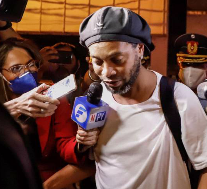 Ronaldinho esce dal carcere pagando una cauzione di 1,6 milioni di dollari. Ora i domiciliari in un hotel di lusso in attesa del processo