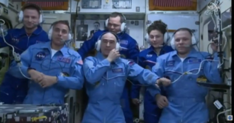 Copertina di Coronavirus, baci e abbracci sulla Stazione Spaziale tra gli astronauti dopo la quarantena sulla Terra: ora l’equipaggio è al completo
