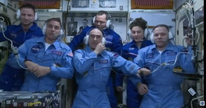 Coronavirus, baci e abbracci sulla Stazione Spaziale tra gli astronauti dopo la quarantena sulla Terra: ora l’equipaggio è al completo