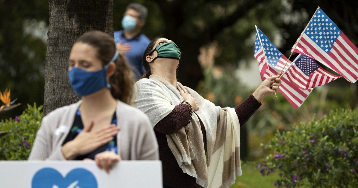 Coronavirus, superati i 150mila morti nel mondo. Nuovo record di vittime negli Usa. Ma Trump: “Picco superato” e propone un piano di riapertura. Wuhan corregge il bilancio totale