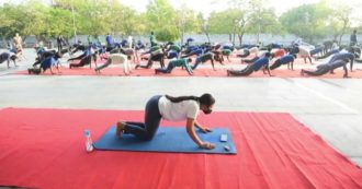 Copertina di Coronavirus, a Nuova Delhi l’istruttrice dà lezioni di yoga per i senzatetto: l’iniziativa in un rifugio notturno