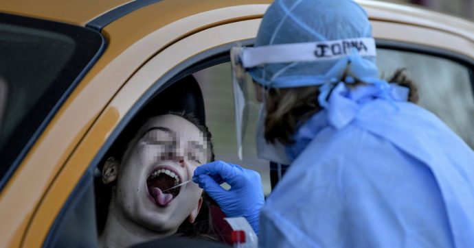 Giù morti e contagi, boom di tamponi