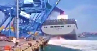 Copertina di La manovra al porto è un disastro: la nave abbatte una gru. Il video dell’incidente