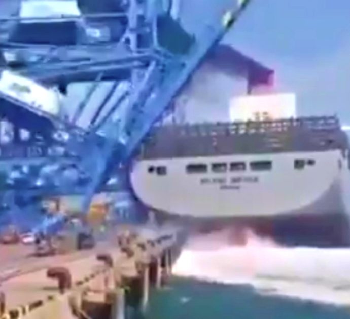 La manovra al porto è un disastro: la nave abbatte una gru. Il video dell’incidente