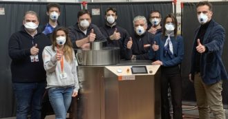 Copertina di Coronavirus, una macchina per decontaminare le mascherine: “Primi test buoni. Vogliamo dare un contributo per tutti”