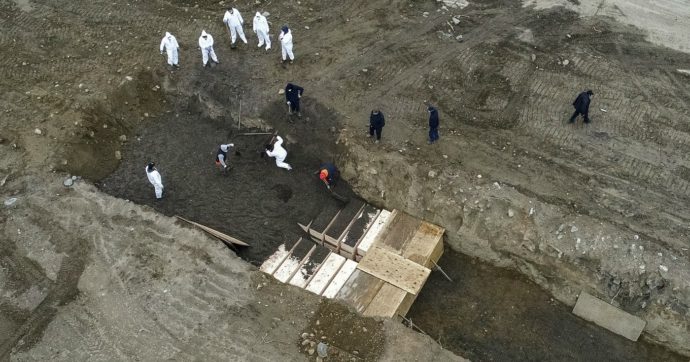 Coronavirus, a New York morti seppelliti in una fossa comune: decine di lavoratori assunti per scavare