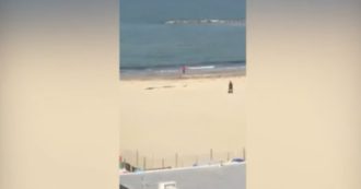 Coronavirus, carabiniere insegue un runner sulla spiaggia: ecco chi ha la meglio tra i due