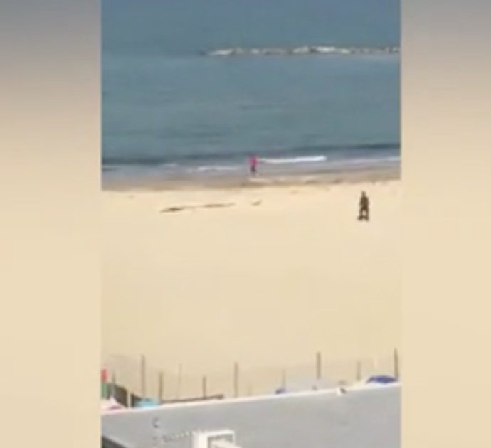 Coronavirus, carabiniere insegue un runner sulla spiaggia: ecco chi ha la meglio tra i due