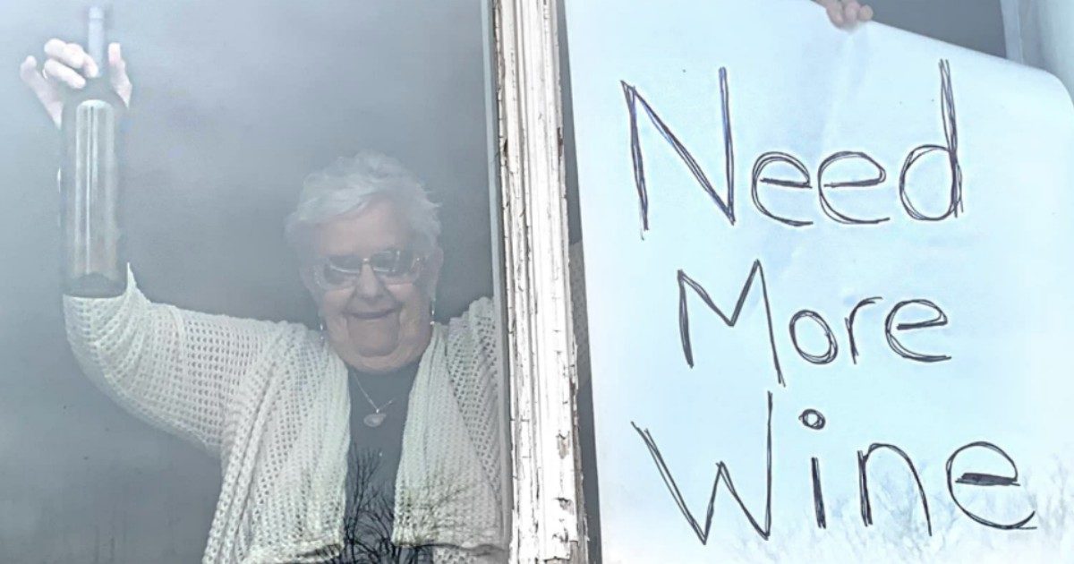 “Ho bisogno di altro vino”: la richiesta della mamma 82enne alla figlia dalla finestra