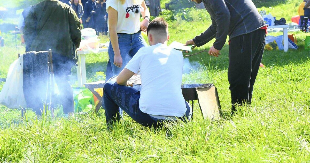 Grigliata di Pasquetta, attenzione a multe e divieti: dai balconi ai parchi e le spiagge, ecco tutto quello che c’è da sapere prima di accendere il barbecue