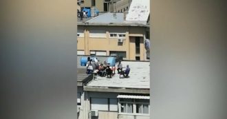 Coronavirus, barbecue sul tetto per evitare i controlli: così un gruppo di persone festeggia la Pasqua a Palermo. Orlando: “Incivili”