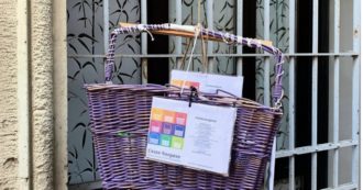Copertina di Pasqua, le ceste sospese dai balconi con dentro cibo ma anche regali e poesie: “Chi può metta, chi non può prenda”