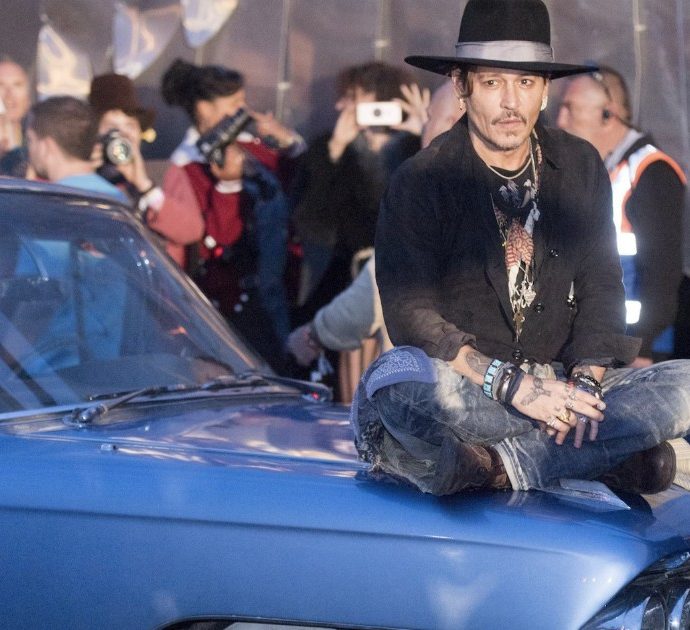 Johnny Depp e l’isolamento nella gigantesca villa in vendita (che nessuno compra)