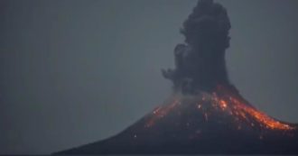 Copertina di Indonesia, erutta il vulcano Anak Krakatau: la colonna di fumo è alta 15 chilometri. Le spettacolari immagini