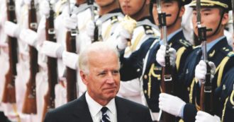Copertina di Virus, distrazione di massa: Trump sfida Biden il cinese