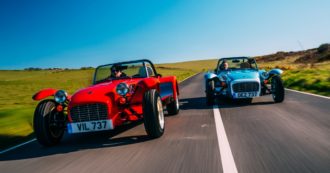 Copertina di Caterham Super Seven 1600, il vintage che conquista. Ecco la roadster leggera e sportiva – FOTO