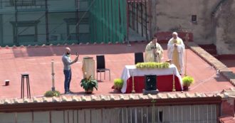 Copertina di Coronavirus, a Napoli la messa di Pasqua si celebra sul tetto: fedeli assistono dai balconi e dalle finestre