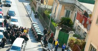 Copertina di Coronavirus, la procura di Messina indaga sul corteo funebre per il fratello del boss. Pd e M5s: “Il sindaco non si è accorto di nulla?”