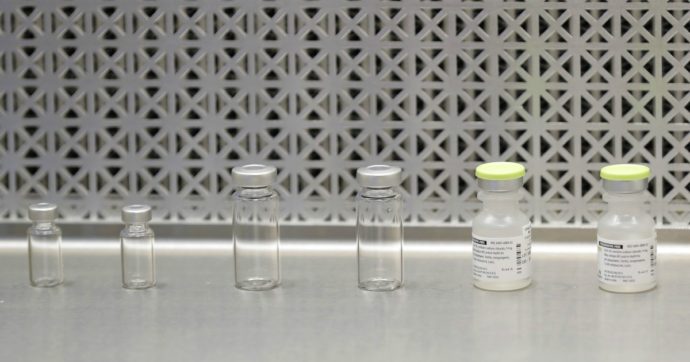 Coronavirus, Italia e Gran Bretagna lavorano insieme a un vaccino: a fine aprile la sperimentazione accelerata sull’uomo