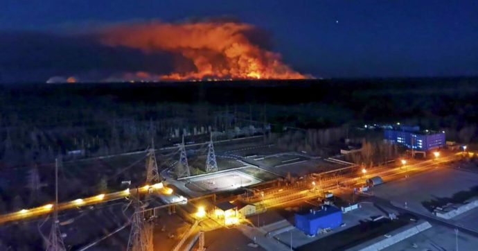 Chernobyl, l’Ucraina: “Circoscritto l’incendio della foresta contaminata”. Era arrivato a 1,5 km dalla centrale nucleare saltata in aria
