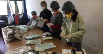 Coronavirus, Comune di Milano distribuisce gratis mille kit di guanti e mascherine. “Per tutelare la salute di rider, ristoratori e clienti”