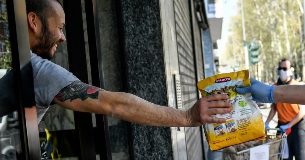 Coronavirus, circoli milanesi di Lotta Comunista consegnano la spesa a casa dei più bisognosi: “Abbiamo 500 volontari”