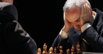 Copertina di Coronavirus, il campione di scacchi Kasparov: “Putin usa la pandemia contro l’Occidente. Gli aiuti all’Italia sono un’operazione militare”