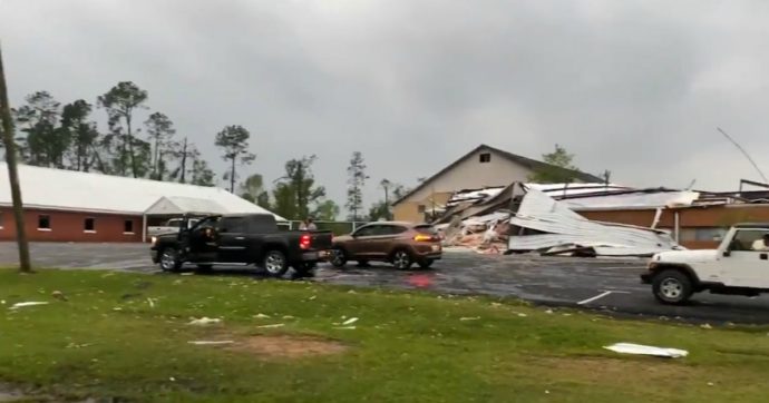 Usa, 19 tornado colpiscono sei diversi Stati: 5 vittime ufficiali, ma per il governatore del Kentucky sono “almeno 100”