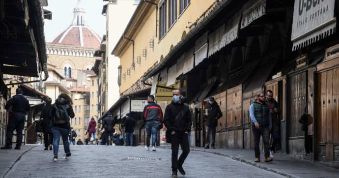 Mascherine: in Toscana slitta l’obbligo, in Lombardia ne mancano 5 milioni