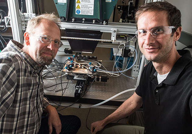 John Geisz e Ryan France, i due ricercatori del NREL. Foto: NREL