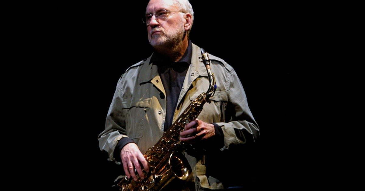 Coronavirus, morto il sassofonista Lee Konitz: ha fatto la storia della musica jazz, suonò anche con Miles Davis