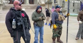Copertina di Coronavirus, conservatori del Michigan protestano contro il lockdown esteso fino al 30 aprile: i manifestanti sono armati. Le immagini
