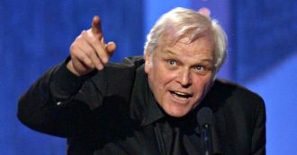 Copertina di Brian Dennehy morto, addio allo sceriffo cattivo di Rambo che recitava a teatro i testi di Eugene O’Neill
