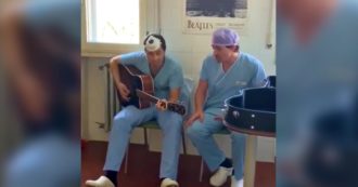Copertina di Coronavirus, due chirurghi di Piacenza suonano “Creep” dei Radiohead a fine turno