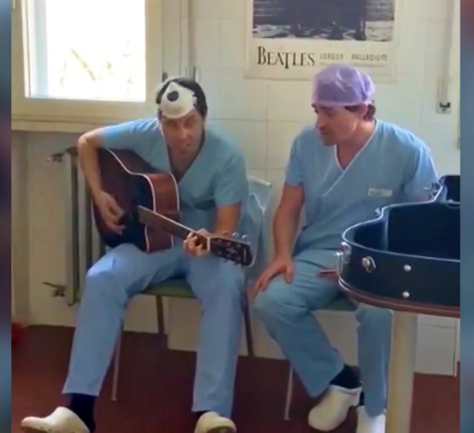 Coronavirus, due chirurghi di Piacenza suonano “Creep” dei Radiohead a fine turno