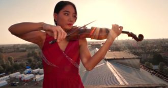 Copertina di Coronavirus, la violinista in concerto sul tetto dell’ospedale di Cremona: l’esibizione di Lena Yokoyama nel luogo simbolo della lotta al Covid
